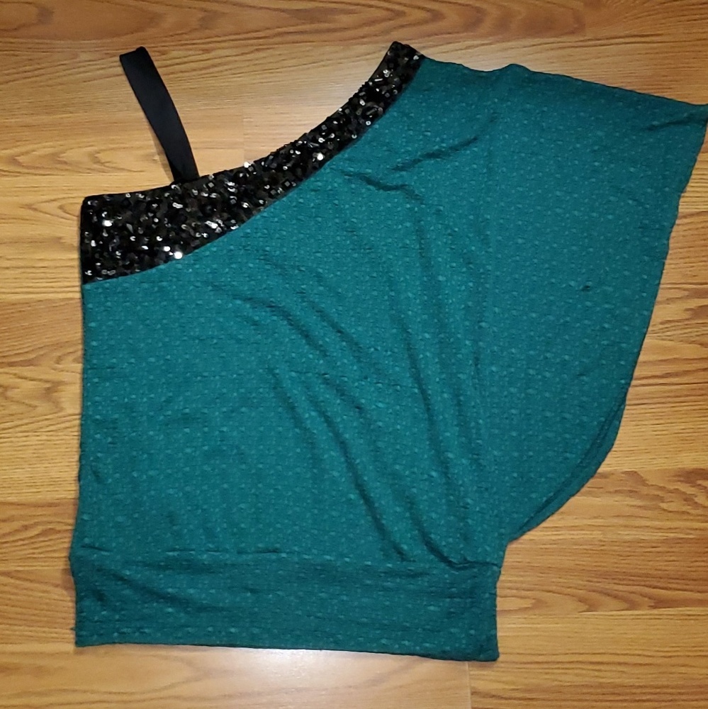 One shoulder shirt